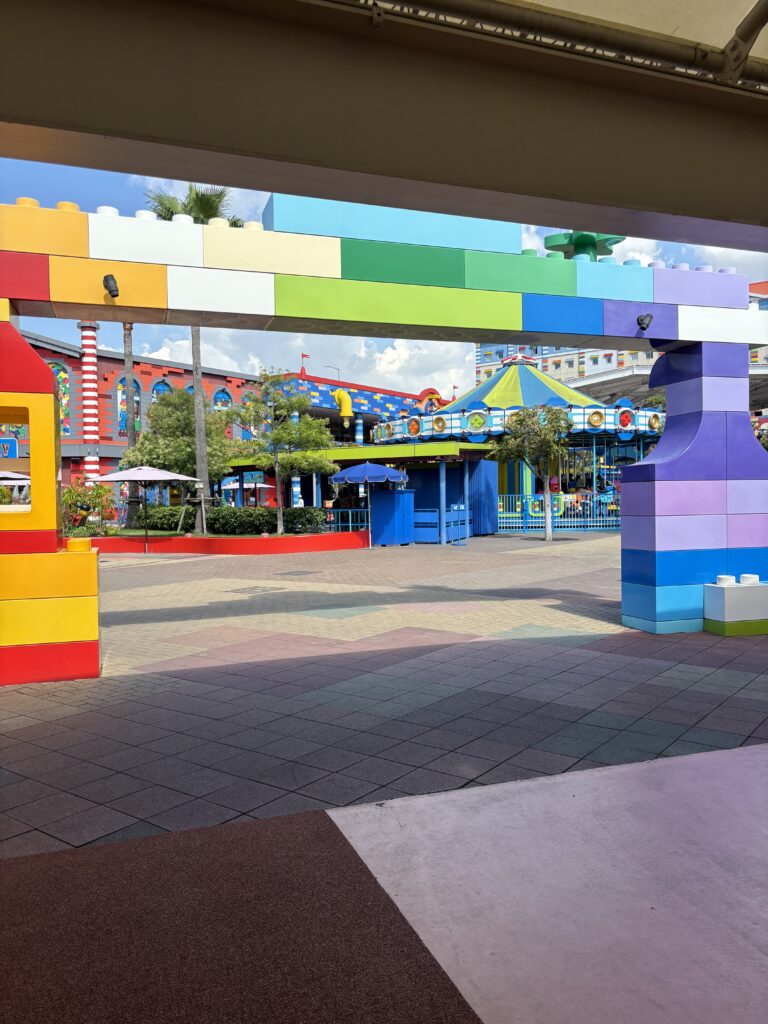 レゴランド・ジャパンのカラフルなパーク内の風景